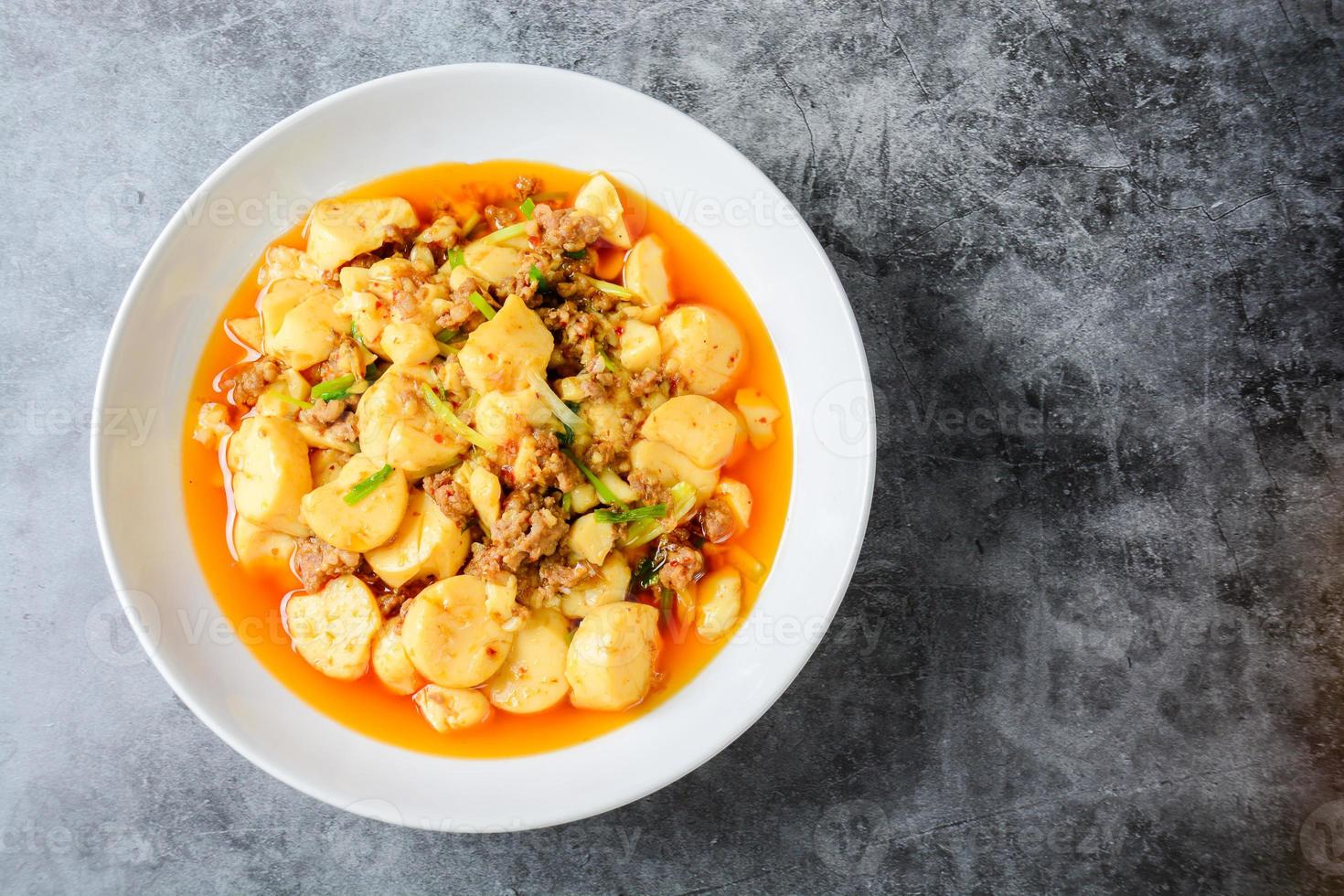 mapo tofu, popular plato chino. la receta clásica consiste en tofu sedoso, cerdo molido o carne de res y granos de pimienta de sichuan, por nombrar algunos ingredientes principales. foto