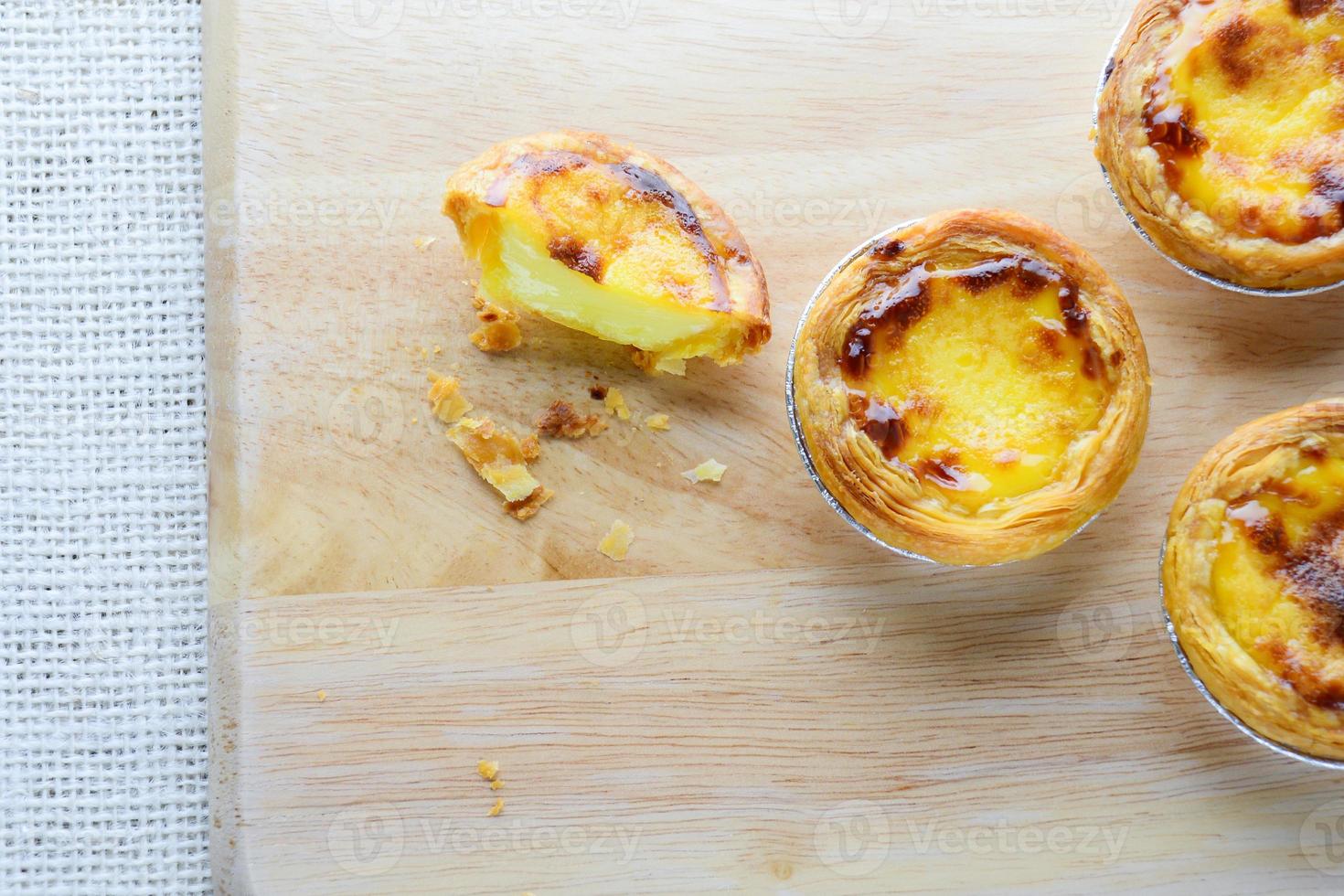 Tartas de huevo portuguesas, es una especie de tarta de crema que se encuentra en varios países asiáticos. el plato consta de una masa exterior de hojaldre y se rellena con crema de huevo y se hornea. foto