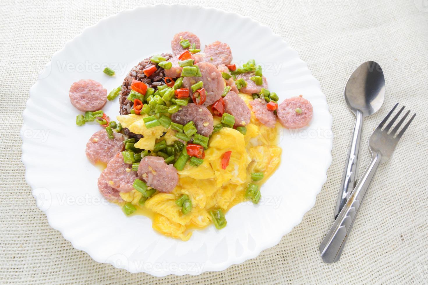 Tortilla de chorizo fermentado con huevos y chiles, este platillo sería delicioso frito en gran cantidad de aceite caliente. foto