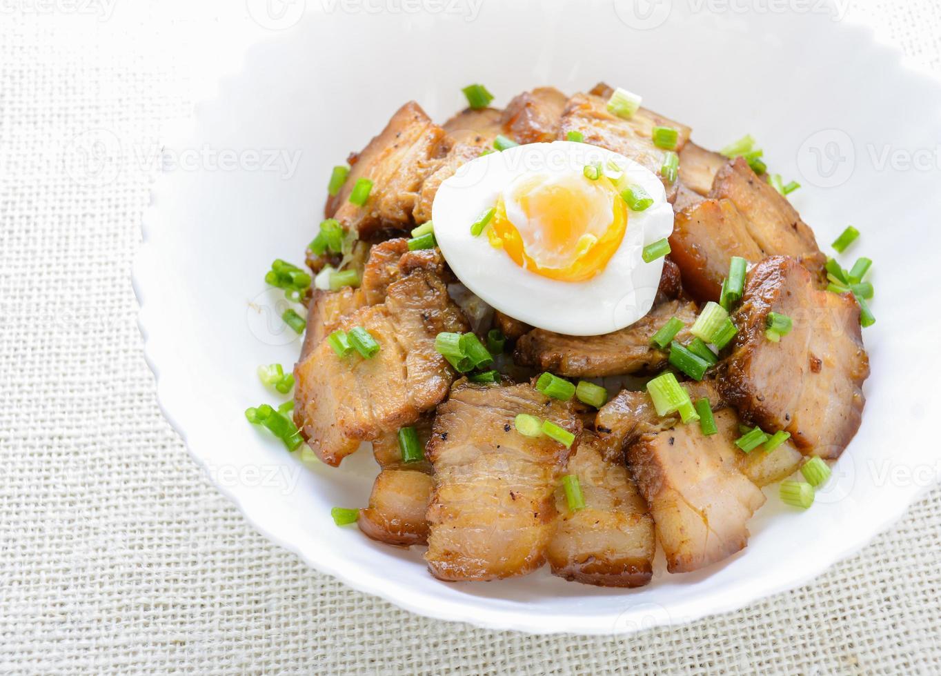 tazón de arroz cubierto con panceta de cerdo estofada y huevo cocido, japonés llamado kakuni-don foto