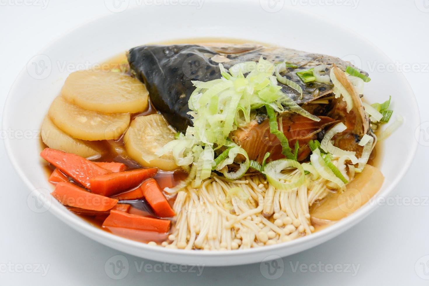 sopa de salmón en fuente de soja con verduras, comidas japonesas foto