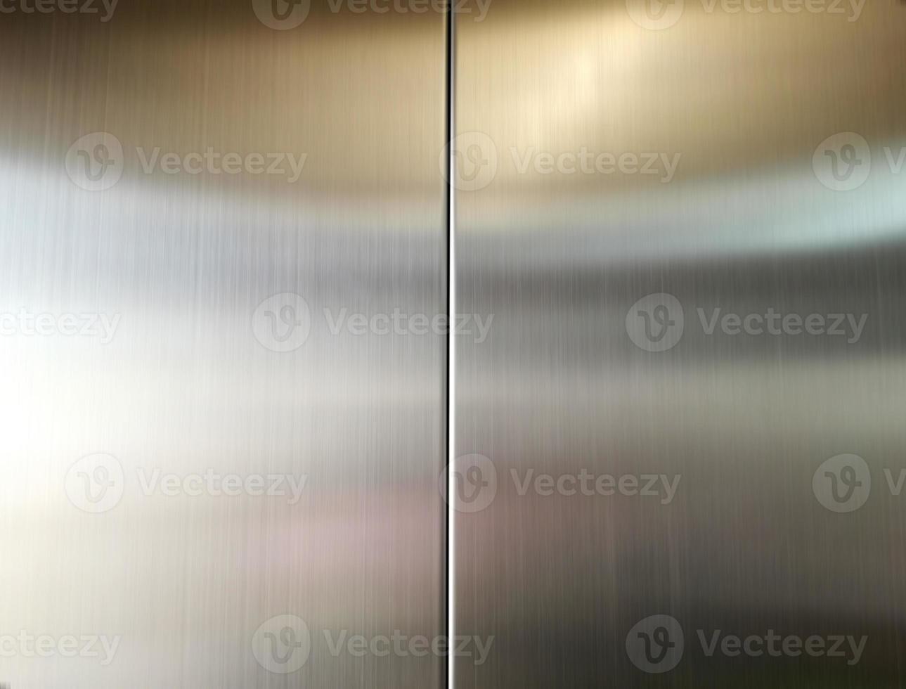 hoja grande de acero inoxidable con luz golpeando la superficie para el fondo, dentro del ascensor de pasajeros, reflejo de la luz en una textura de metal brillante, fondo de acero inoxidable. foto