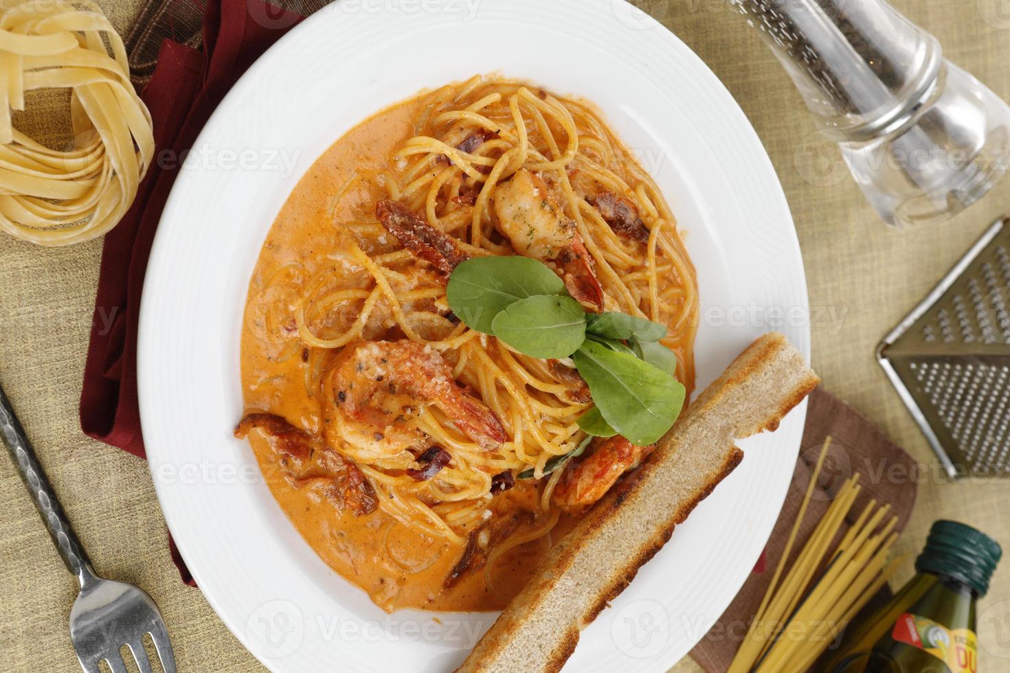 spaghetti prawns with sauce photo