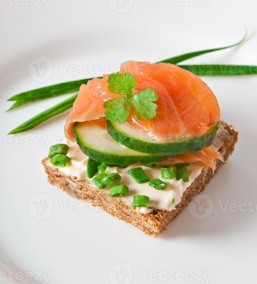 sándwich apetitoso con salmón foto