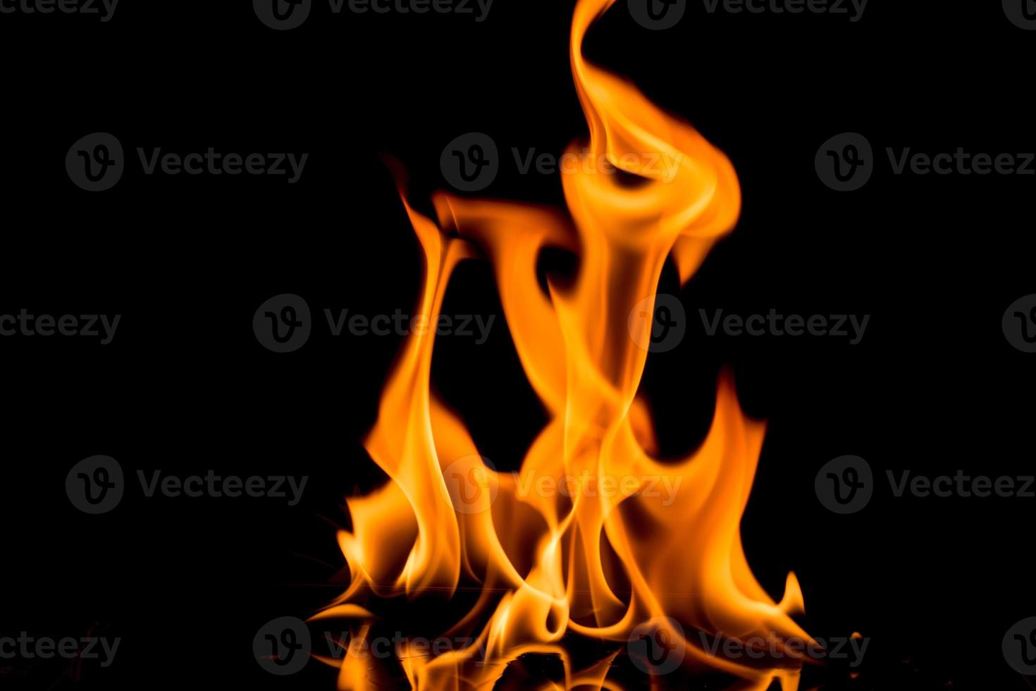 llamas de fuego de la naturaleza sobre fondo negro. congelar el movimiento de las llamas de fuego rojo-amarillo que arden en la noche oscura. 7132891 Foto de stock en Vecteezy llamas de fuego de la naturaleza sobre fondo negro. congelar el movimiento de las llamas de fuego rojo-amarillo que arden en la noche oscura. 7132891 Foto de stock en Vecteezy