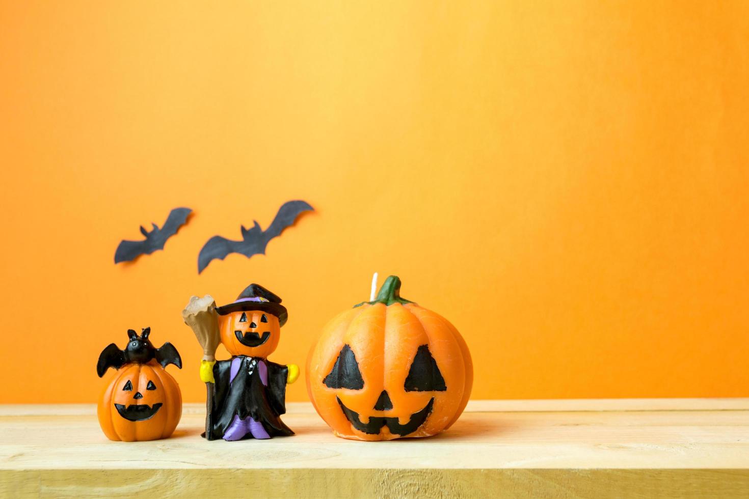 calabazas de halloween en mesa de madera foto