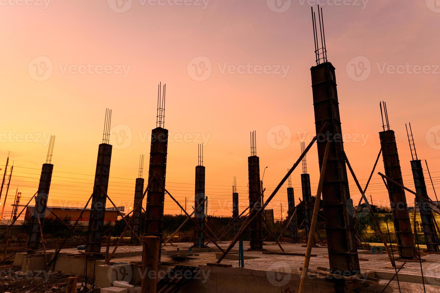 silueta de una columna de la casa en el sitio de construcción en el proyecto de vivienda foto