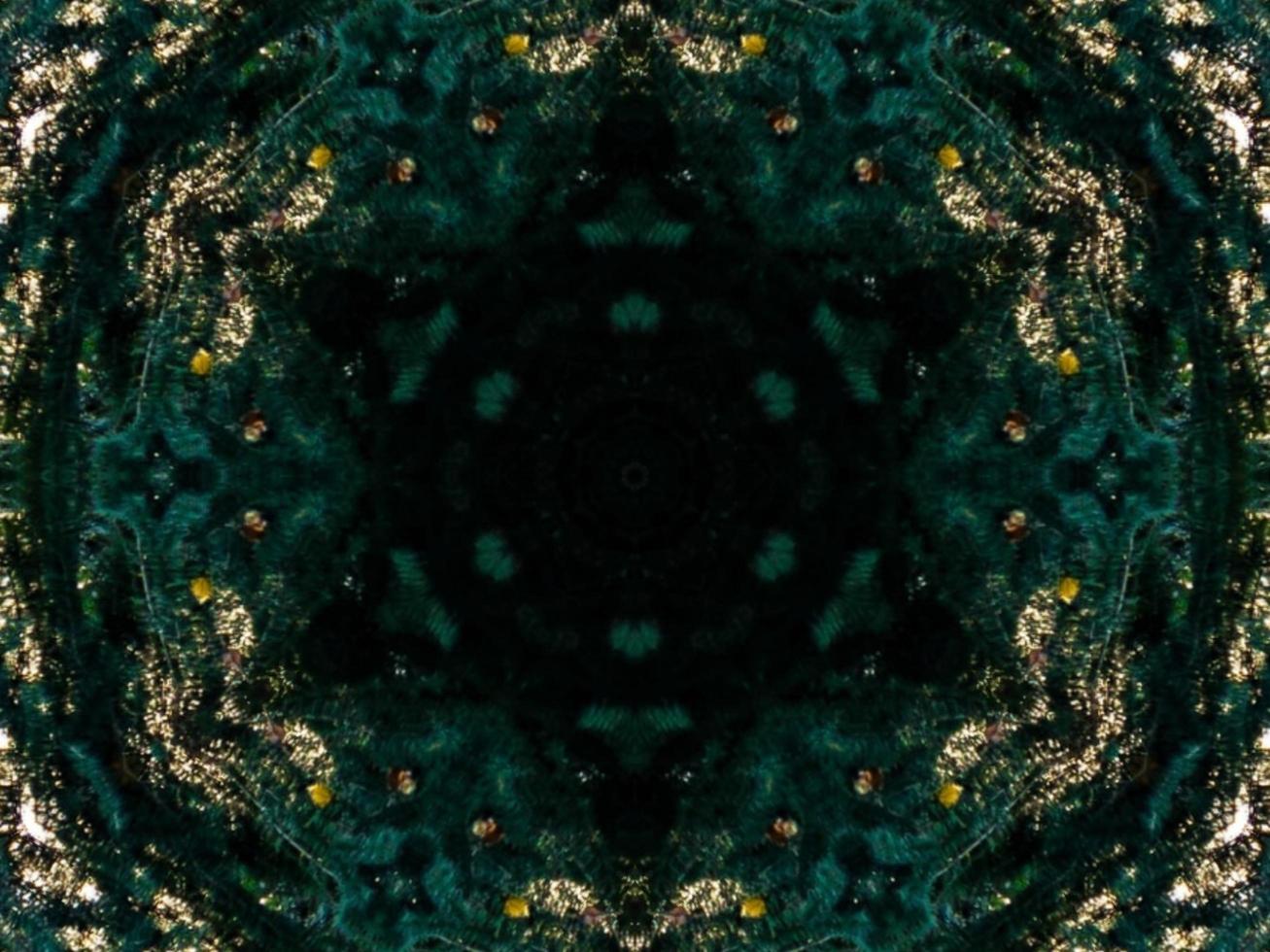 fondo rectangular abstracto verde oscuro. patrón de caleidoscopio de bosque denso. fondo libre. foto