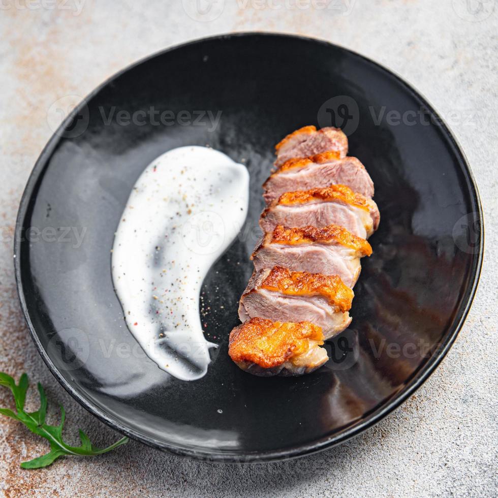 pechuga de pato pollo frito barbacoa parrilla carne comida sana comida fresca comida merienda en la mesa foto