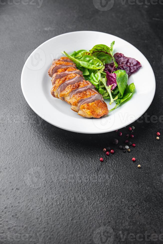 pechuga de pato pollo frito barbacoa parrilla carne comida sana comida fresca comida merienda en la mesa foto