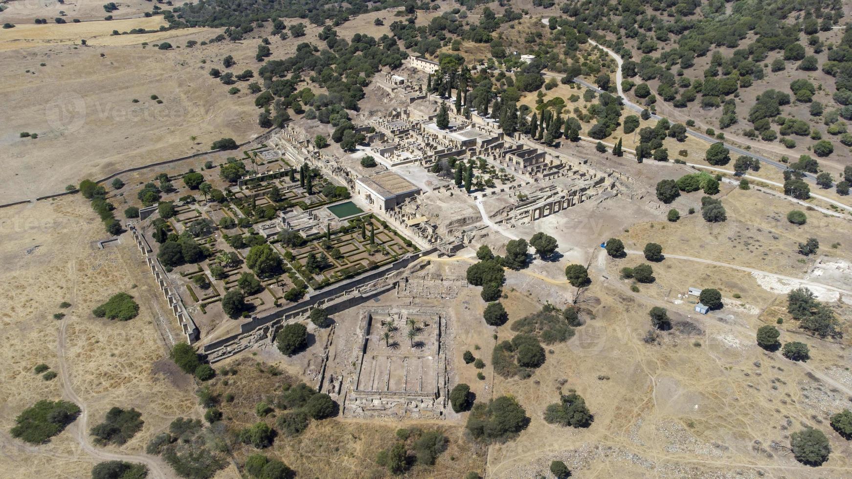 vista aérea de drones de la ciudad califal de medina azahara en córdoba. sitio arqueológico. patrimonio mundial de la unesco, españa. civilización antigua. lugar historico. destino turístico para vacaciones. foto