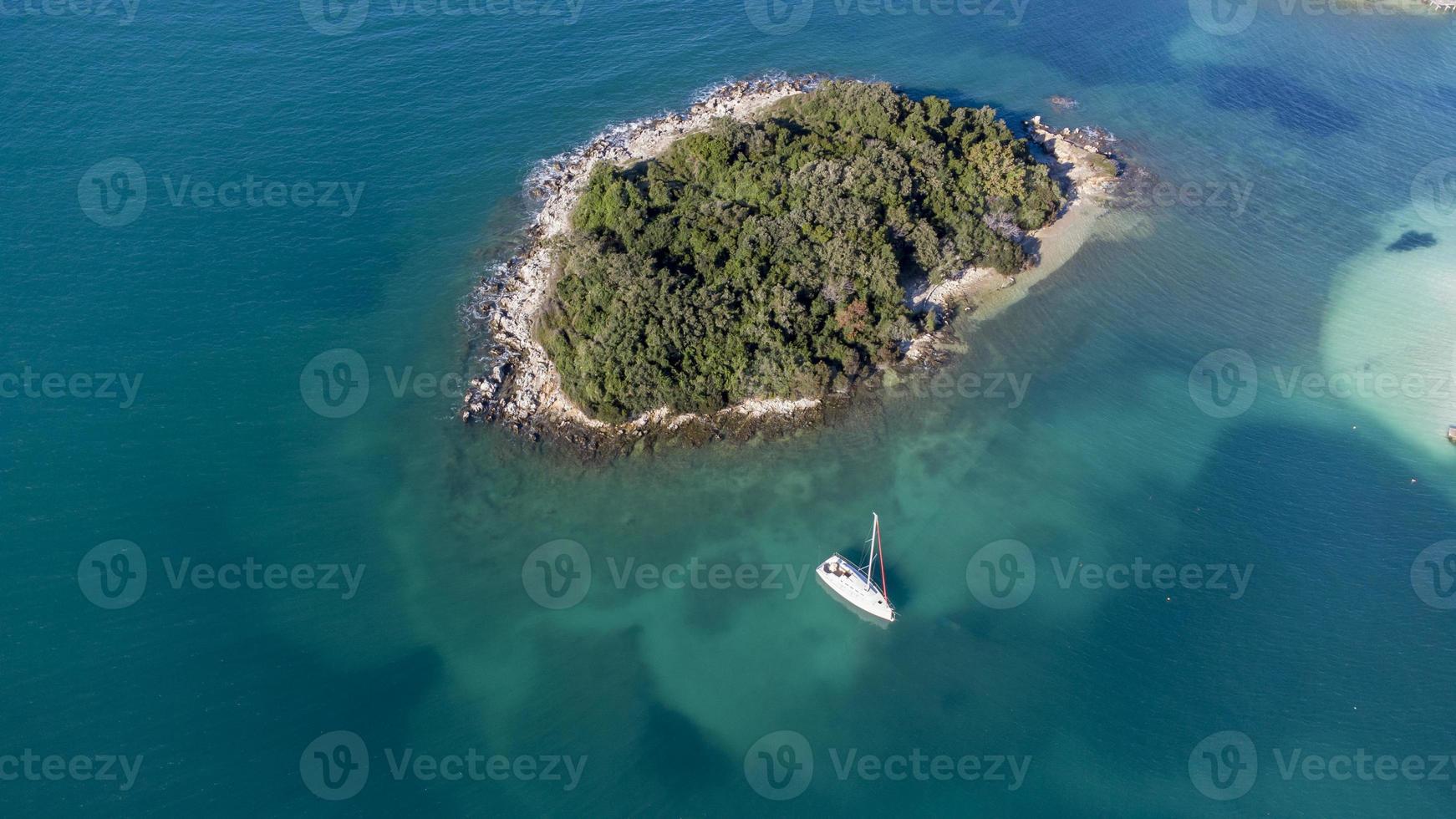 vista aérea de drones de la hermosa costa costera en un día soleado. maravillosos colores azules. vacaciones y estado de ánimo relajante. islas y barcos. Playas increíbles para mediar y curar el alma. colores vibrantes. foto