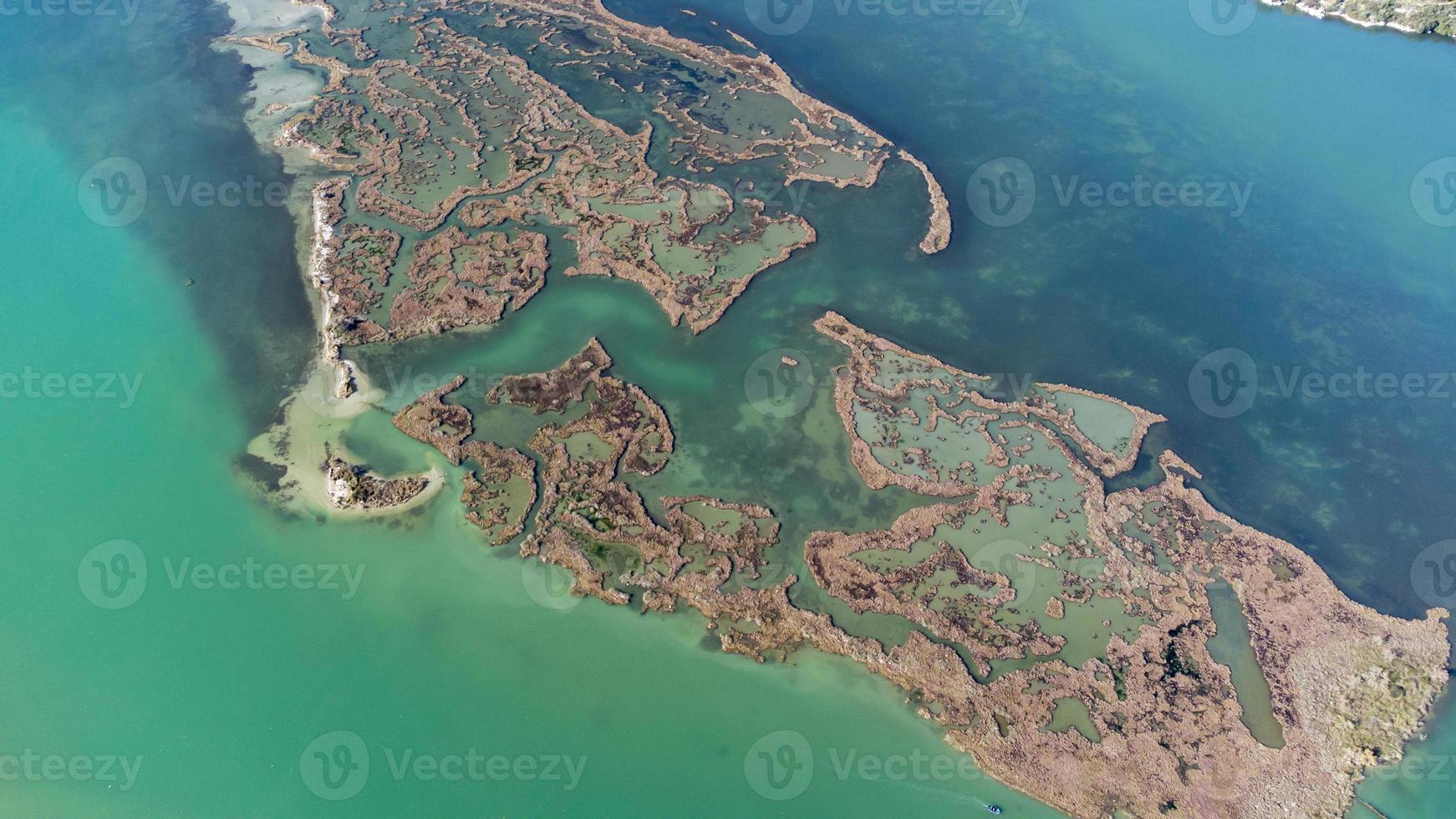 vista aérea de drones de hermosos paisajes de humedales en un día soleado. hermosos colores en el agua y un paisaje increíble. viajar por el mundo y encontrar las maravillas. relajarse y meditar. se acercan las vacaciones foto