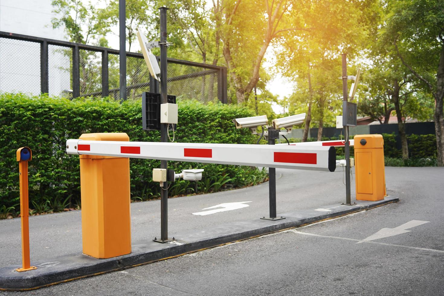 puerta de barrera automática, sistema de seguridad para la construcción y barrera de vehículos de entrada de automóviles foto