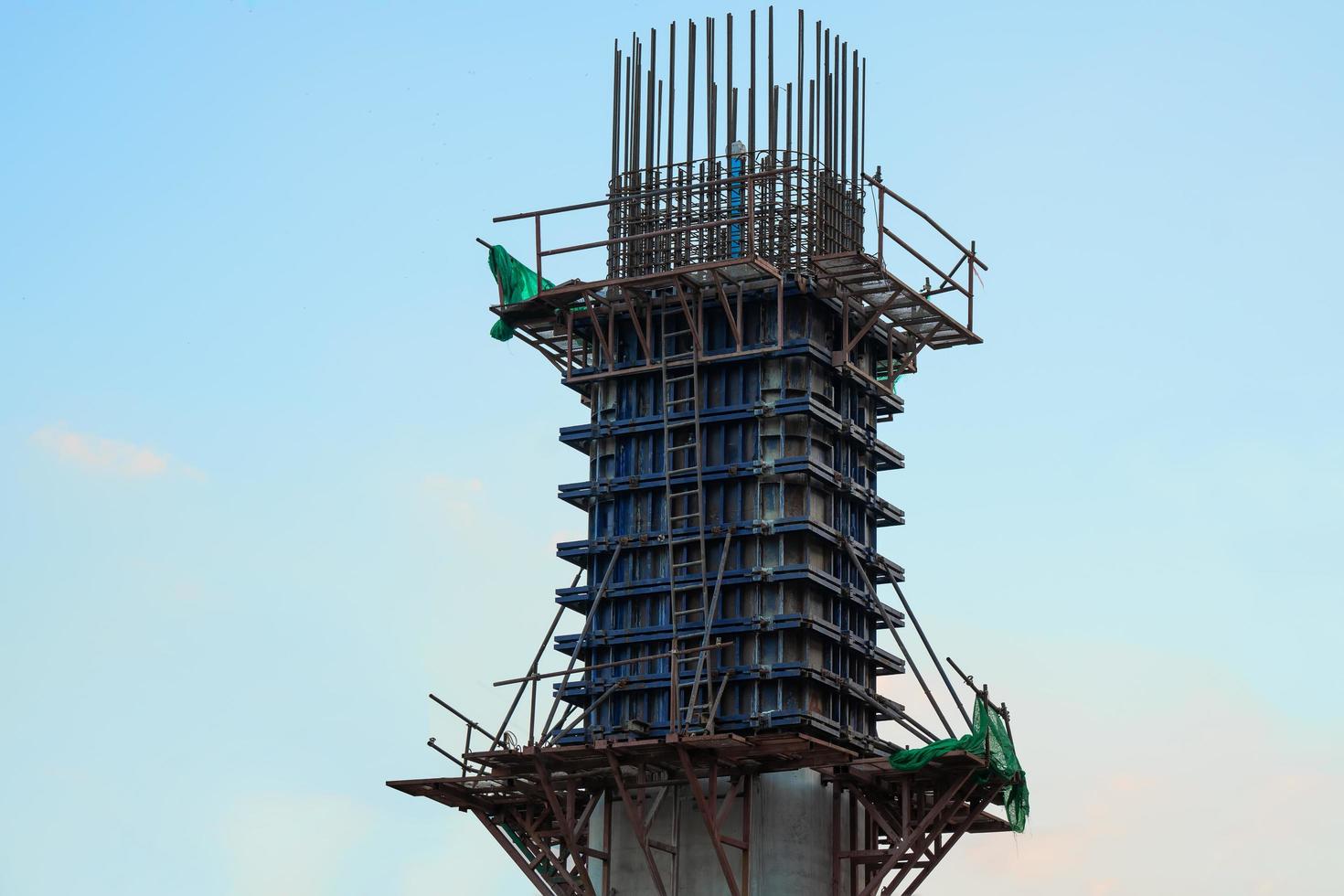 encofrado de acero o encofrado para postes de hormigón o pilares de puentes. Construcción del edificio estructuras más altas encofrado de estructura de acero modular. foto