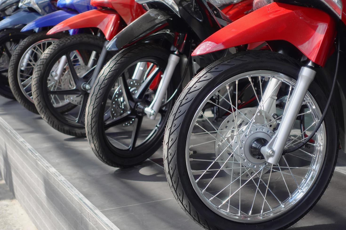 motocicleta nueva a la venta estacionada en fila frente a la tienda de motocicletas, enfoque selectivo foto