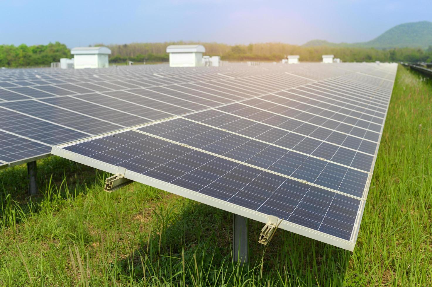 fondo de granja de células fotovoltaicas o campo de paneles solares, energía ecológica y limpia. foto