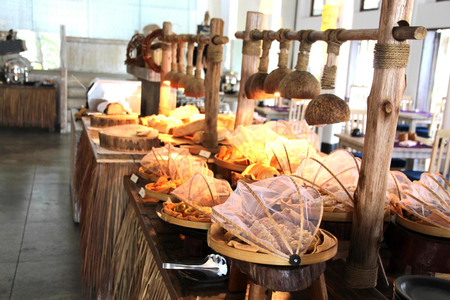 servicio de barra de panadería. lleno de pan y productos de pastelería para los clientes. foto