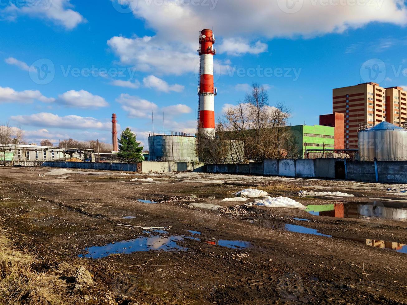 mini central térmica en una ciudad cerca de moscú en la primavera. foto