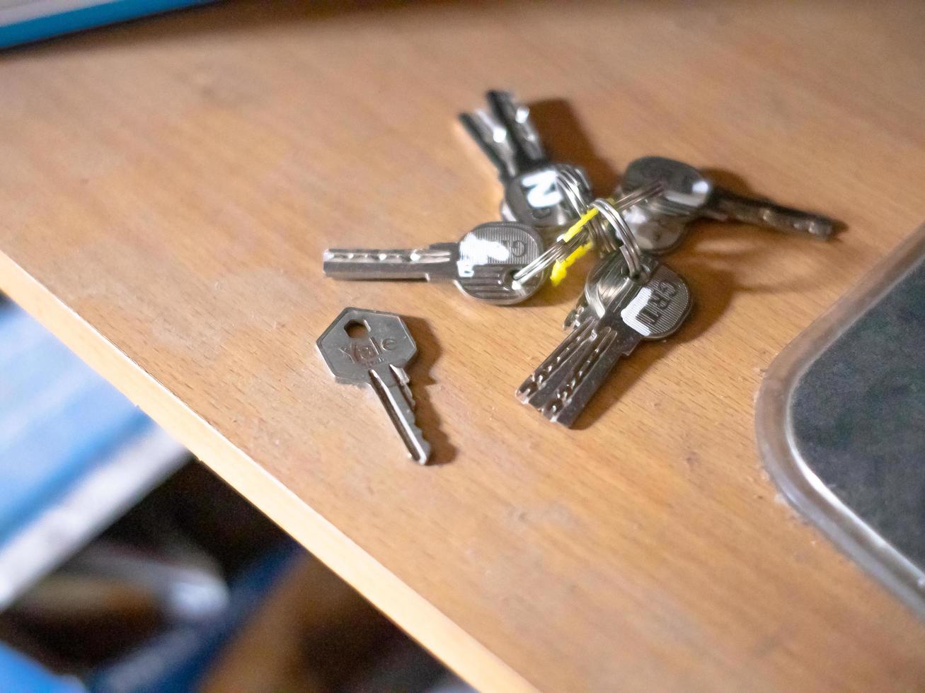 room keys on the table photo