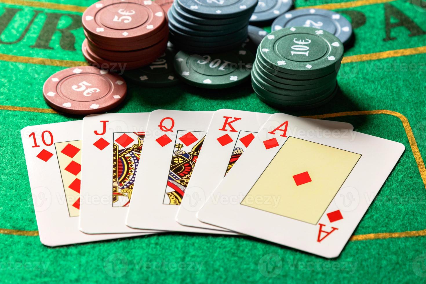 Escalera de color real con fichas de póquer. imagen horizontal foto