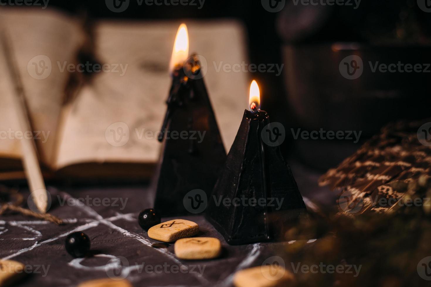 libro viejo abierto con hechizos mágicos, runas, velas negras en la mesa de  brujas. concepto oculto, esotérico, adivinación y wicca. 7137254 Foto de  stock en Vecteezy