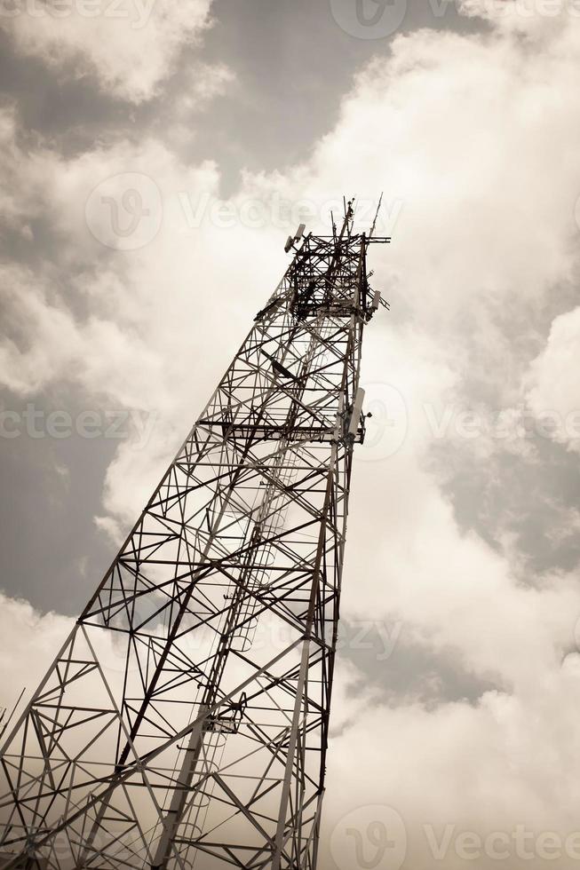 torre de telecomunicaciones en un día de nubes y cielo foto