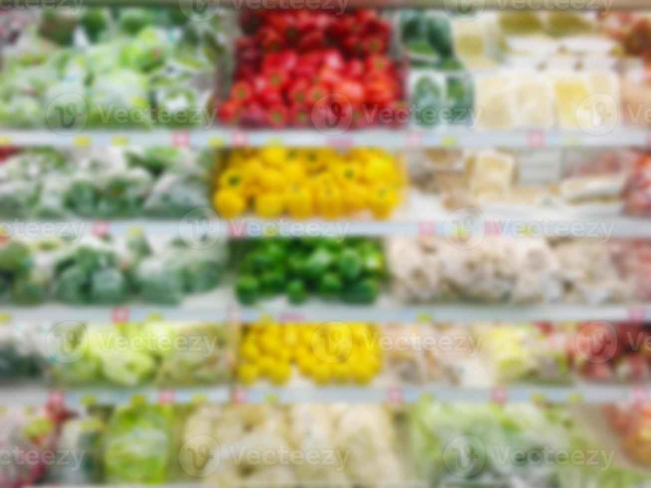 verduras en la estantería del supermercado foto