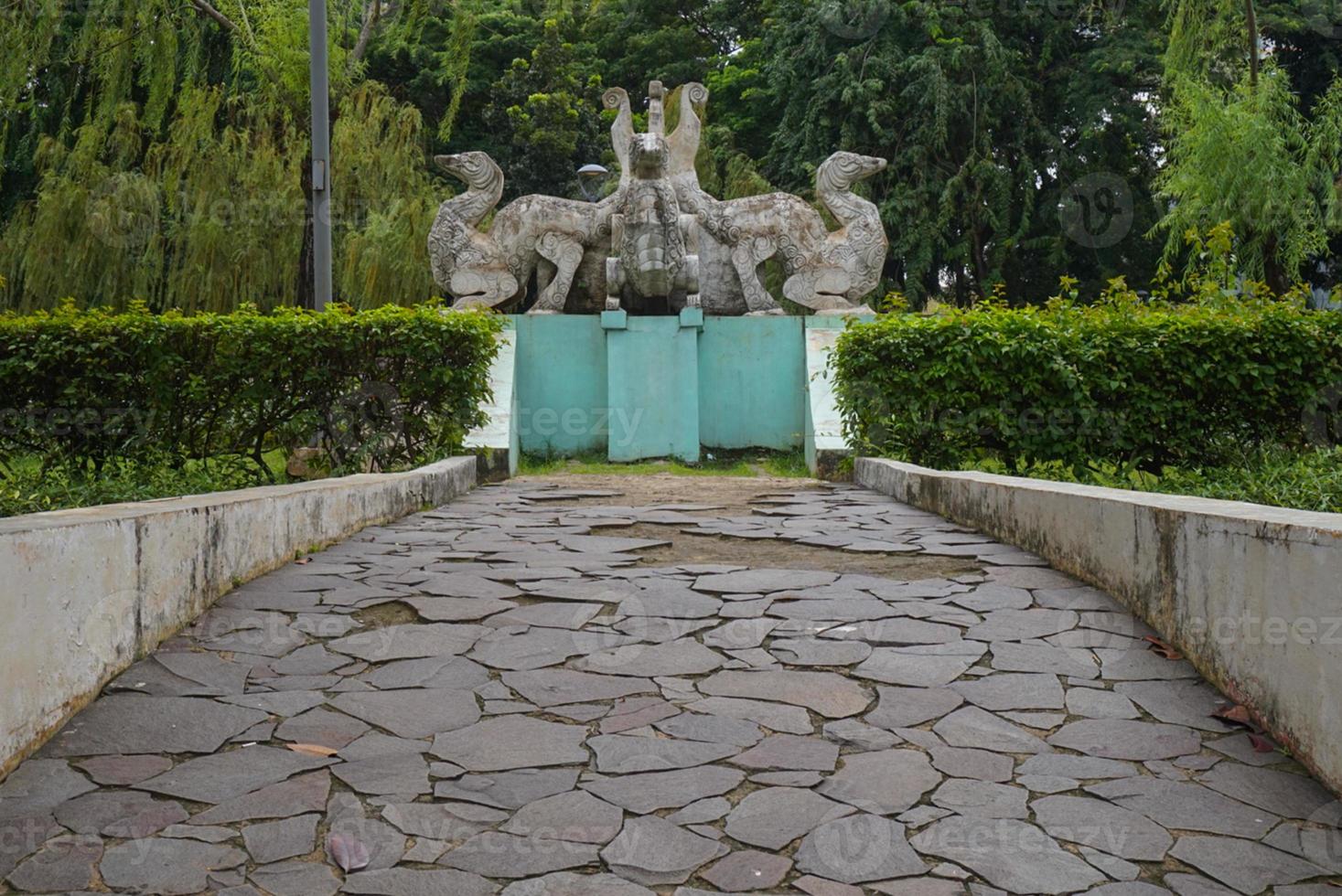 una estatua en el parque público foto