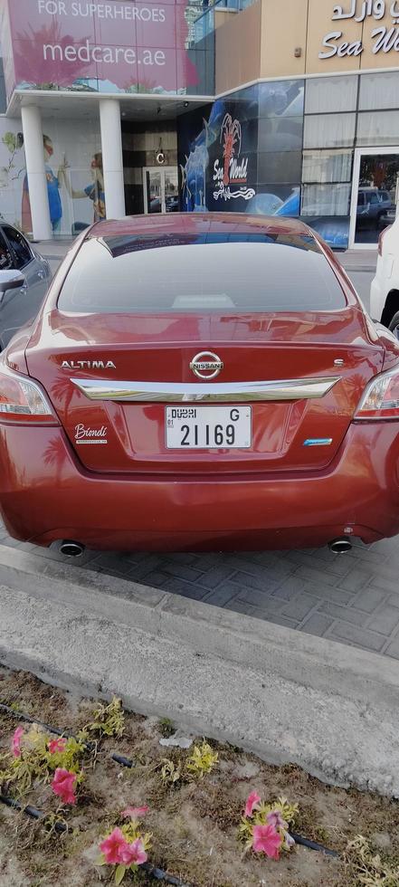 dubai, emiratos árabes unidos 13 de abril de 2022, nissan altima s en rojo escarlata. altima es la versión de exportación rebautizada del nissan sylphy japonés. capturado durante el día en bokeh. vista lateral trasera foto