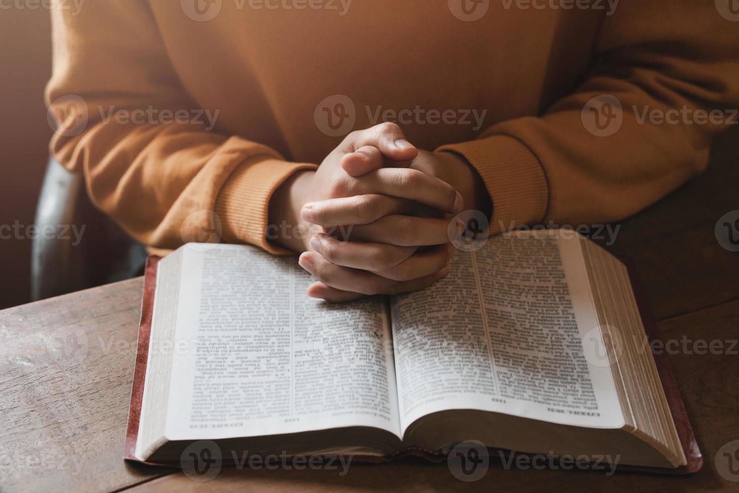 niña rezando acción de gracias con las sagradas escrituras las enseñanzas de dios basadas en la fe y la fe en dios conceptos religiosos, creencias, esperanzas, amor foto