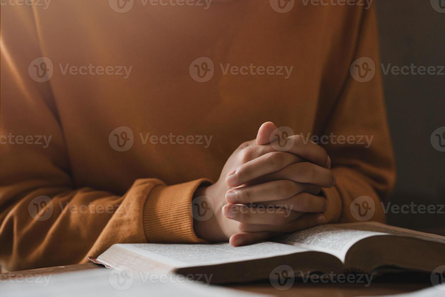 niña rezando acción de gracias con las sagradas escrituras las enseñanzas de dios basadas en la fe y la fe en dios conceptos religiosos, creencias, esperanzas, amor foto