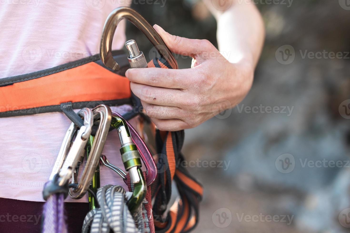 Técnico trabajador de techado en uniforme protector y guantes, trabajador de  construcción instalar nuevo techo, herramientas de impermeabilización,  taladro eléctrico utilizado en nuevos techos wi Fotografía de stock - Alamy