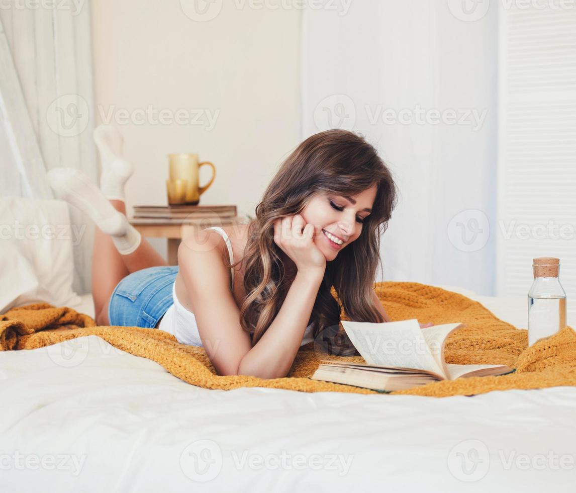 niña leyendo un libro foto