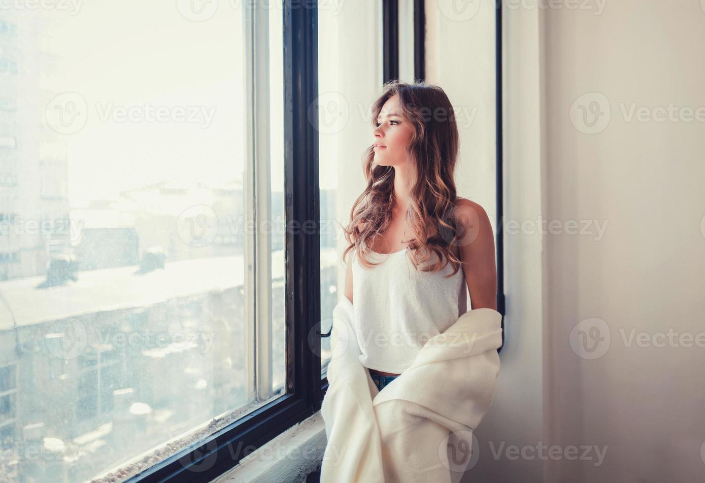 chica seductora en cuadros blancos posando en un apartamento foto