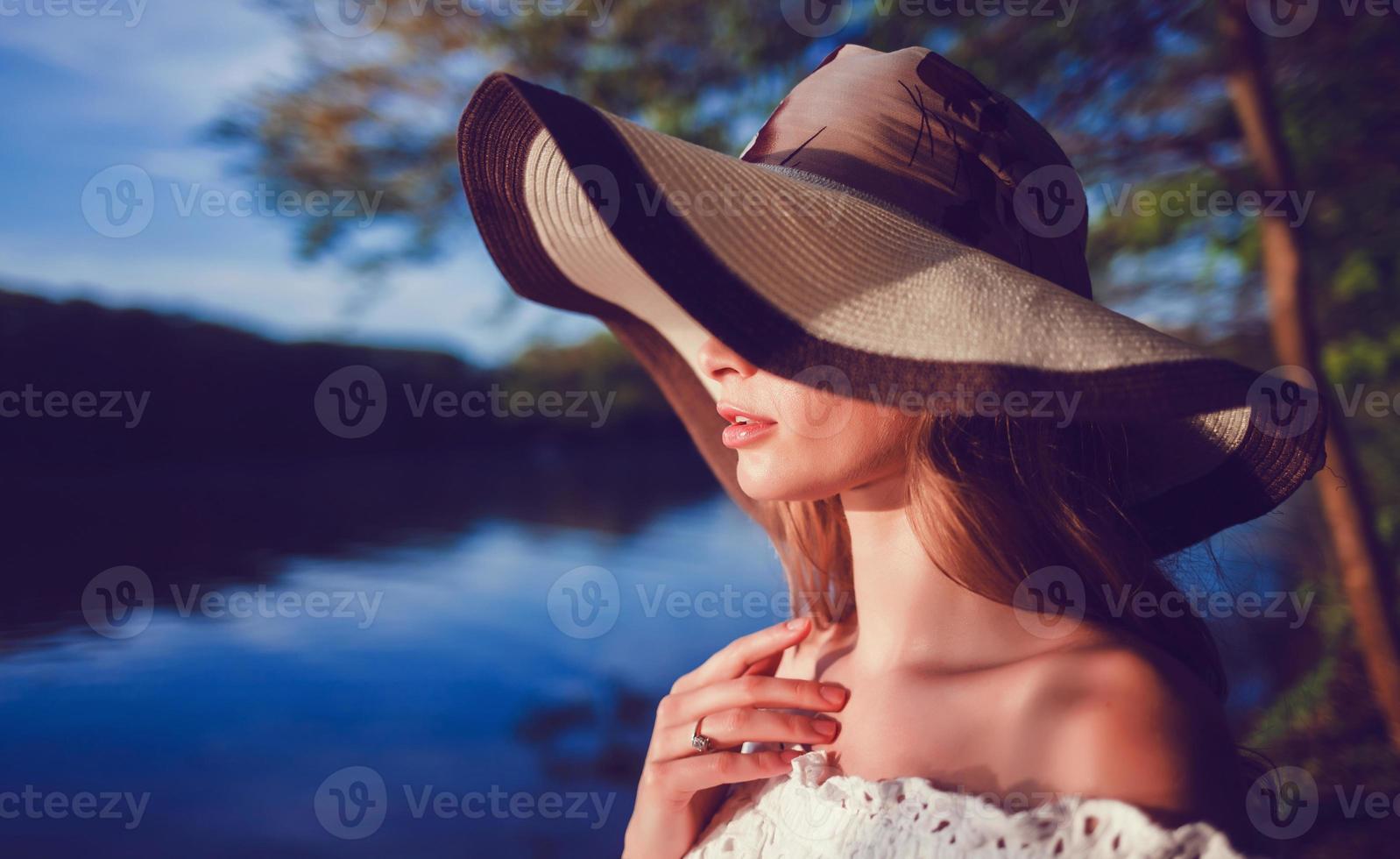 mujer con sombrero foto
