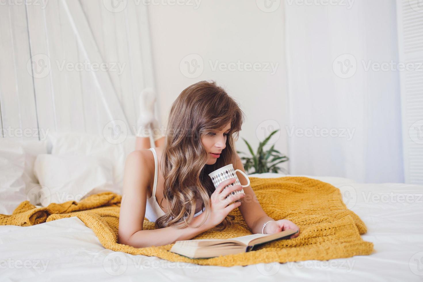 libro de lectura de mujer joven foto