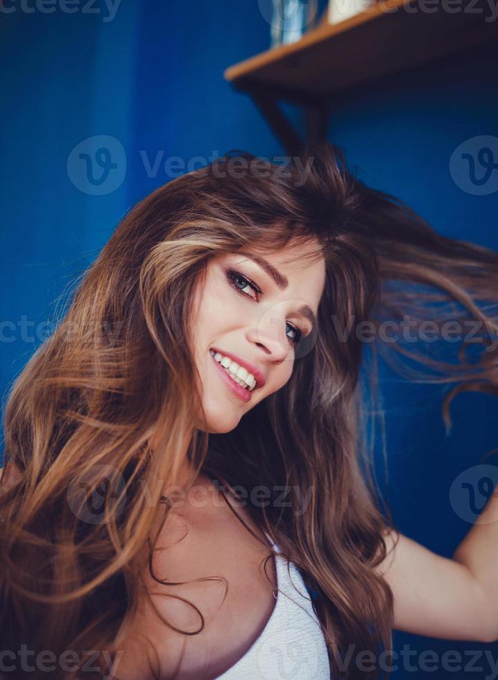 Linda mujer sonriente haciendo foto selfie