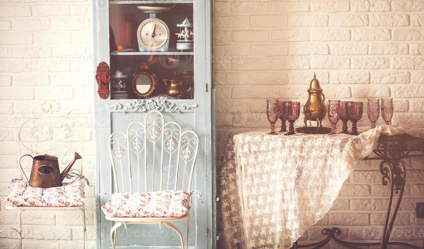 silla vintage y mesa con copa de vino foto