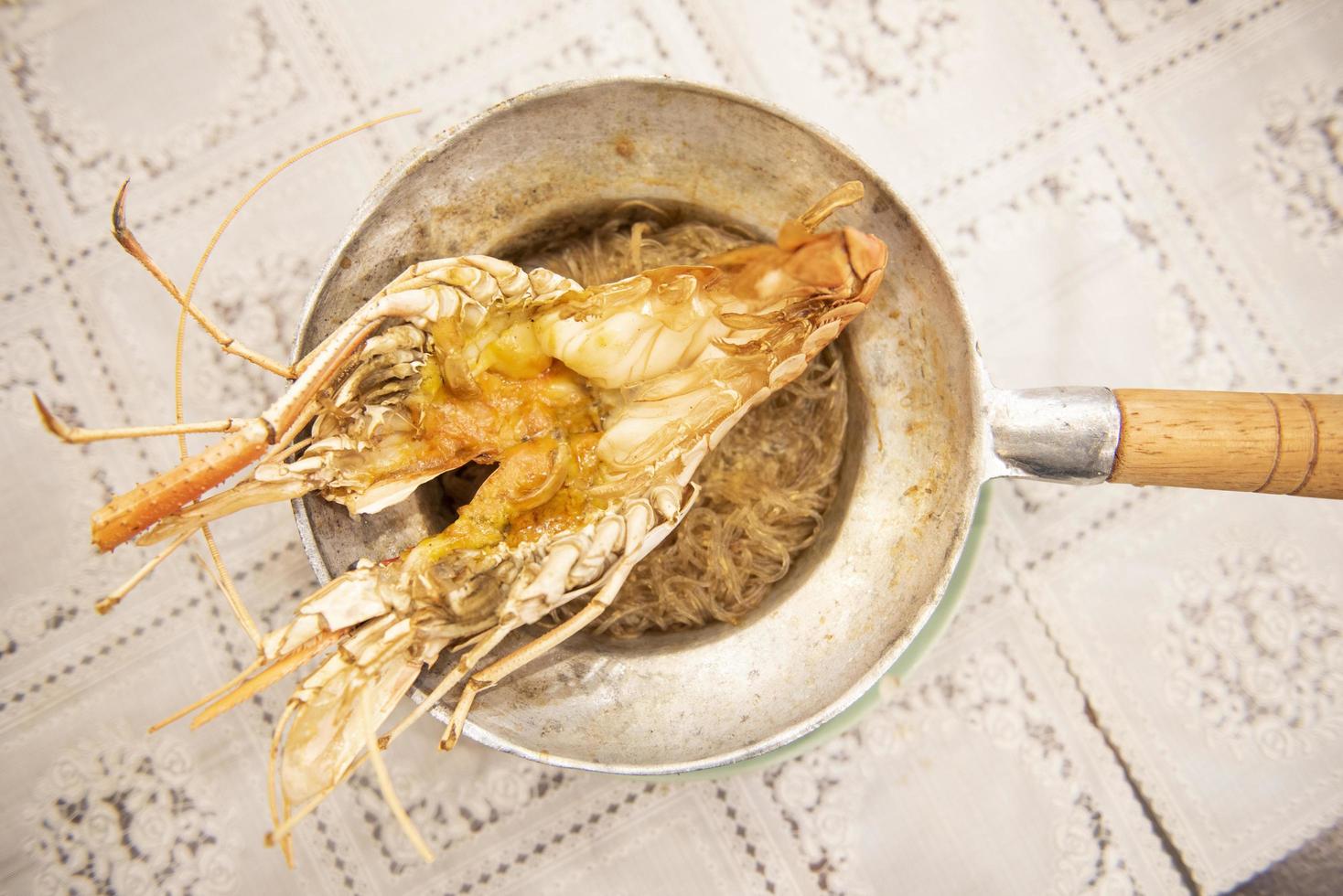 gambas a la cazuela con vermicelli en cazuela de barro marrón, gambas al horno con tallarines de cristal foto