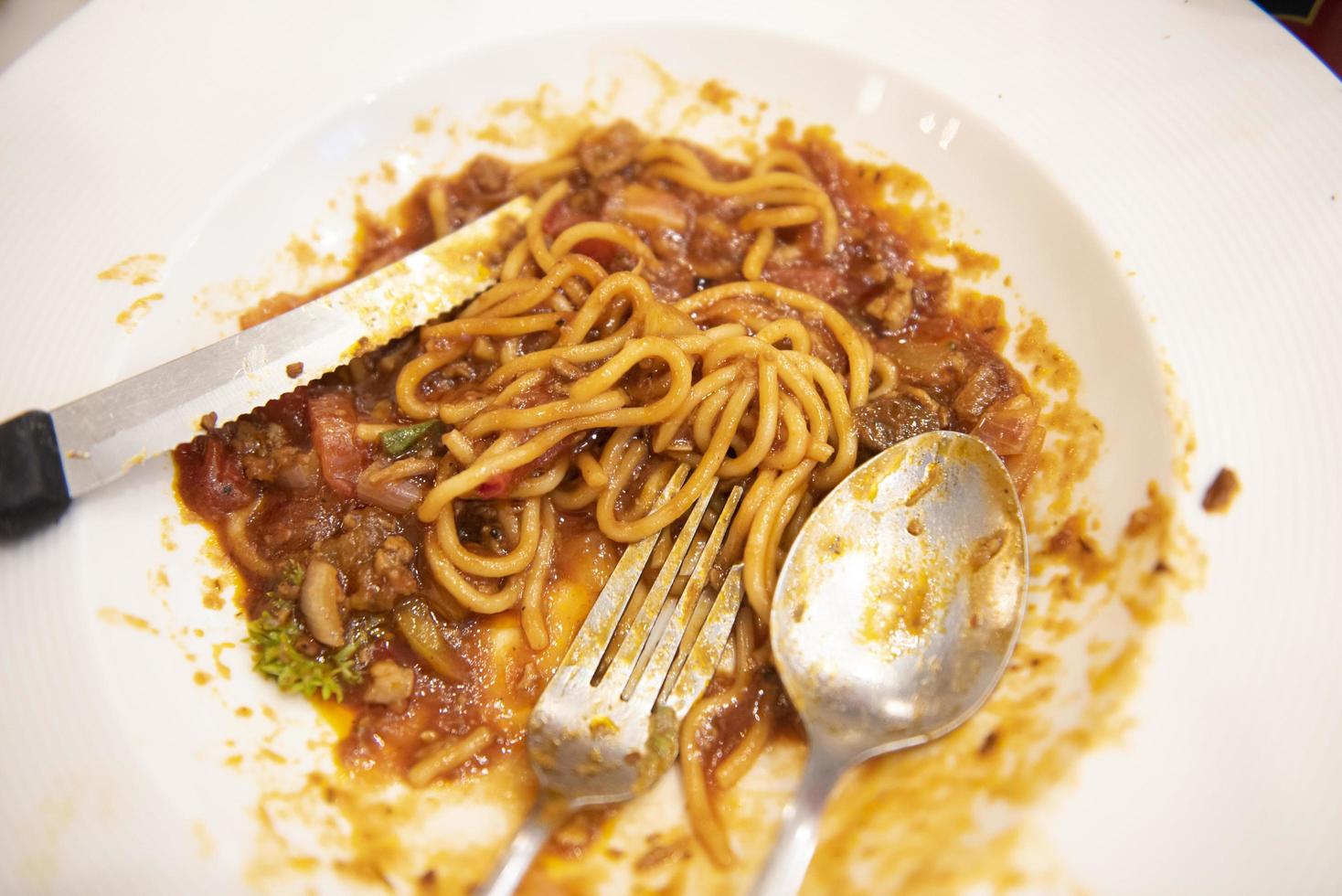 plato de desperdicio de alimentos con espagueti - plato después de comer, platos sucios foto