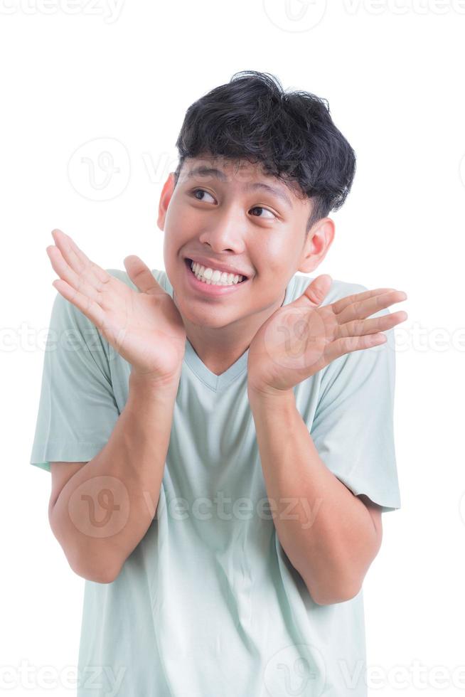 un hombre asiático usa una camiseta verde claro con una cara graciosa. foto