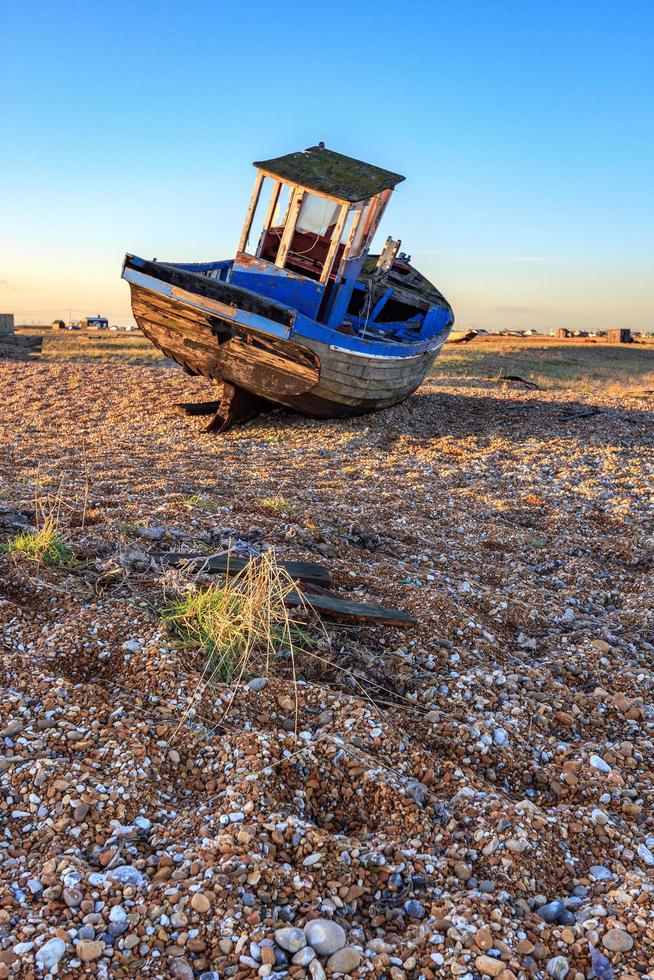 Dungeness, Kent, Reino Unido, 2008. Barco pesquero abandonado en la playa. foto