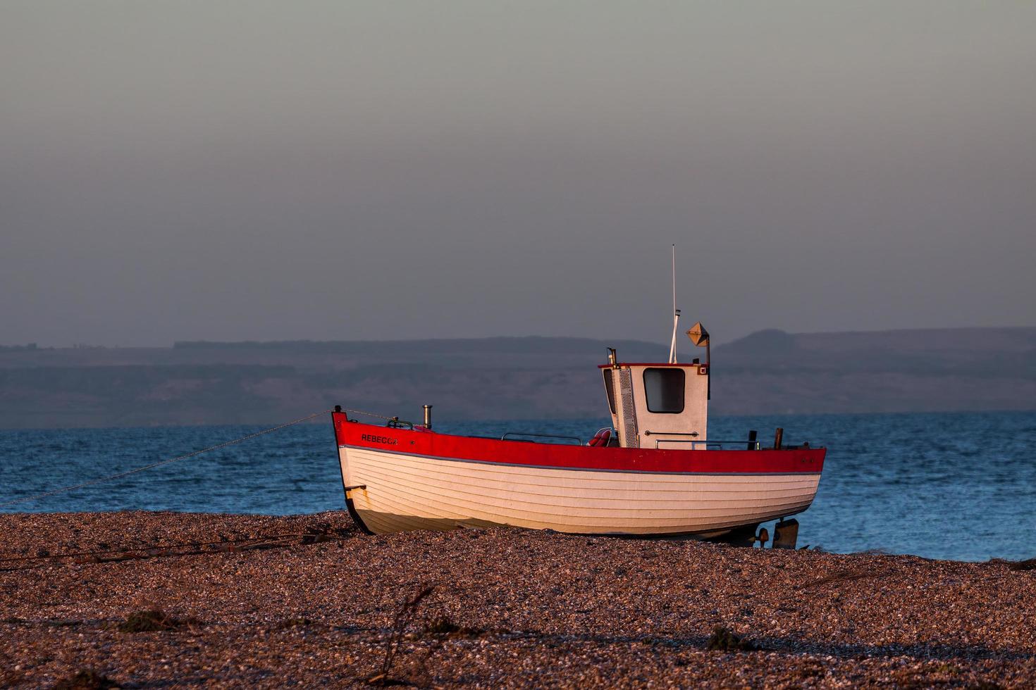 dungeness, kent, reino unido, 2008. barco de pesca en la playa foto