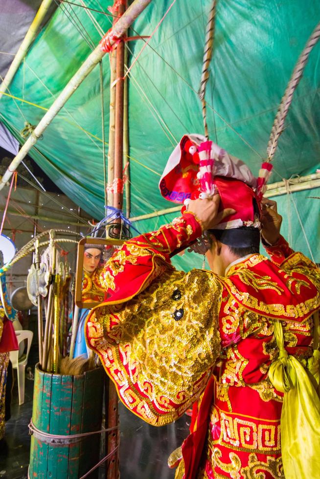 asia tailandia - 28 de agosto de 2019 actriz de ópera china. los artistas se conforman entre bastidores. artes culturales tradicionales asiáticas. foto