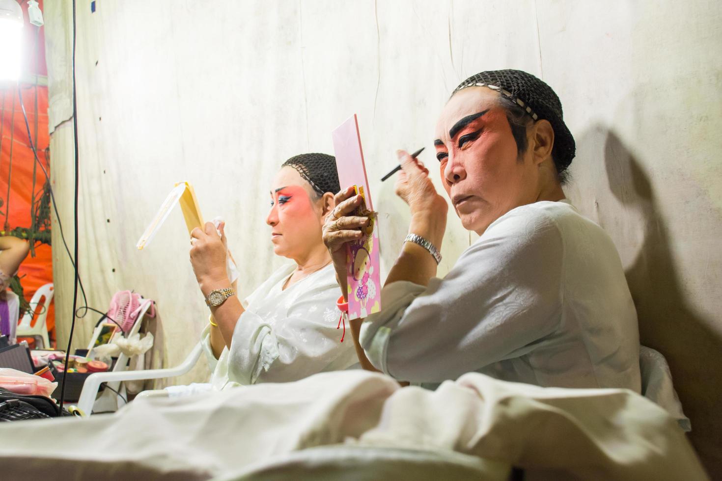 asia tailandia - 28 de agosto de 2019 actriz de ópera china. los artistas se conforman en el backstage. artes culturales tradicionales asiáticas. foto