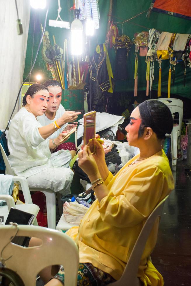 asia tailandia - 28 de agosto de 2019 actriz de ópera china. los artistas se conforman entre bastidores. artes culturales tradicionales asiáticas. foto