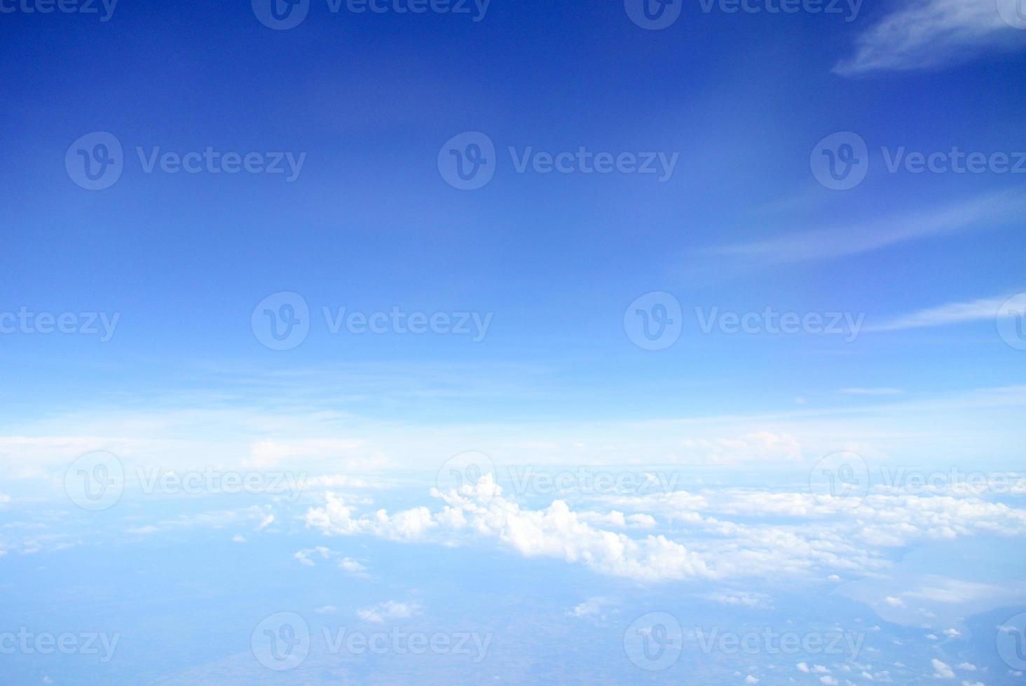 hermoso cielo azul con nubes foto