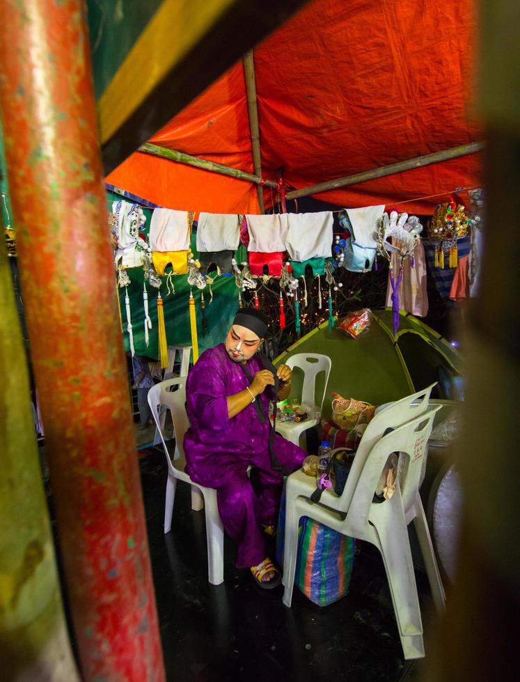 asia tailandia - 28 de agosto de 2019 actriz de ópera china. los artistas se conforman entre bastidores. artes culturales tradicionales asiáticas. foto