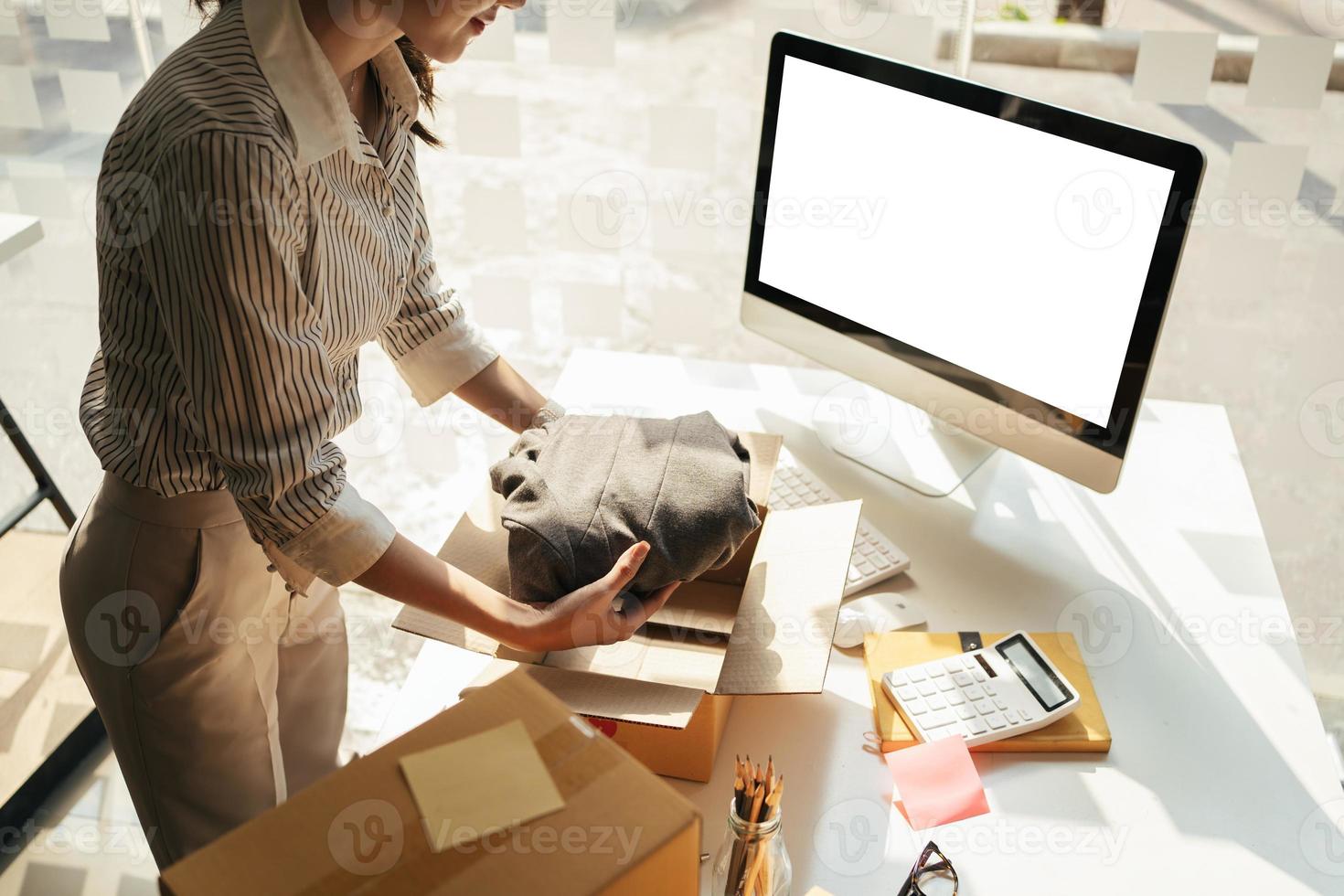 Retrato joven y atractiva propietaria de asia puesta en marcha trabajo de negocios feliz con caja en casa preparar entrega de paquetes en la cadena de suministro de pymes, adquisiciones, concepto de comercio omnicanal en línea. foto